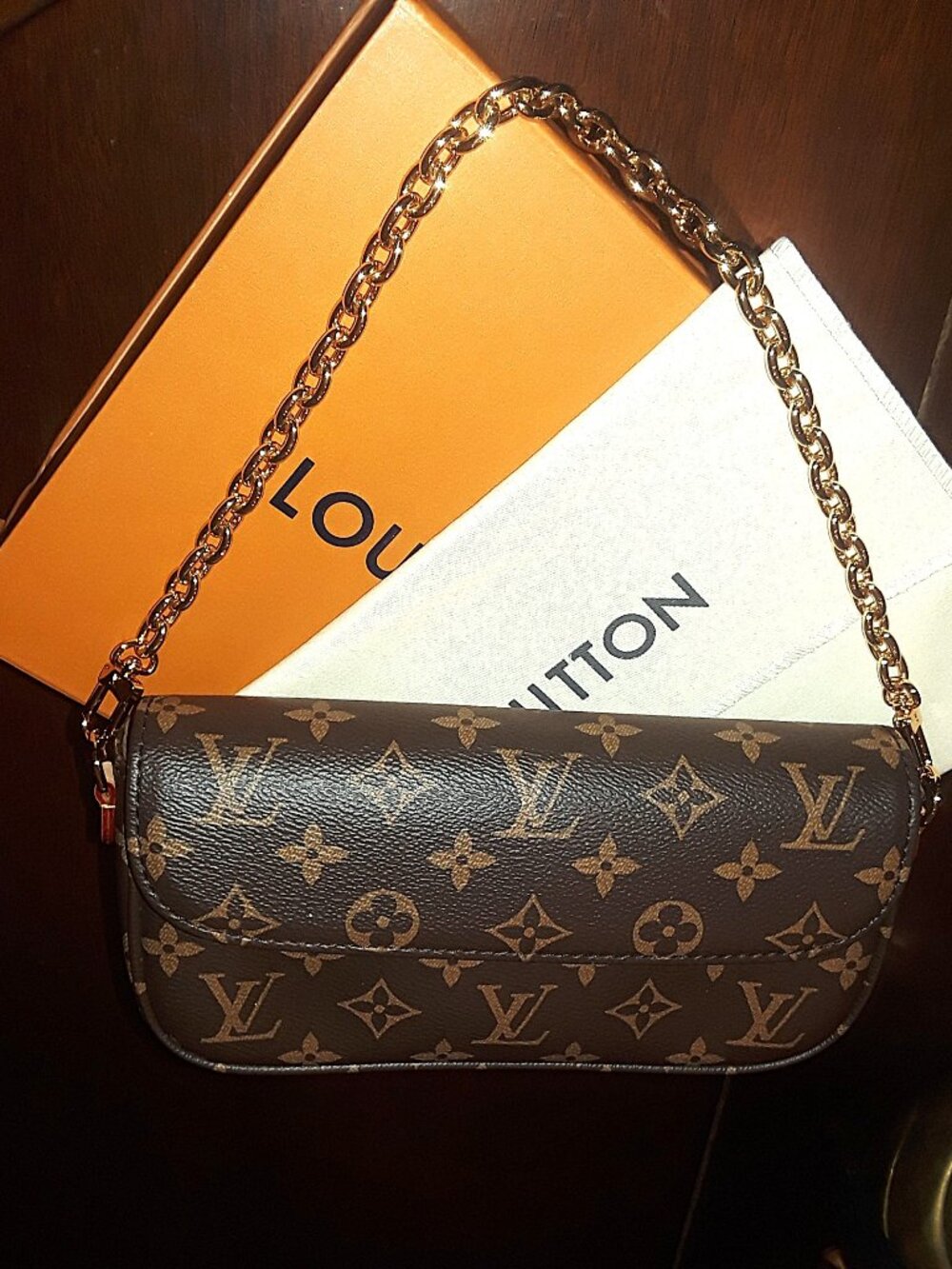 NEW logo handbag with ivy chain, box and dust bag - Picture 4 of 8